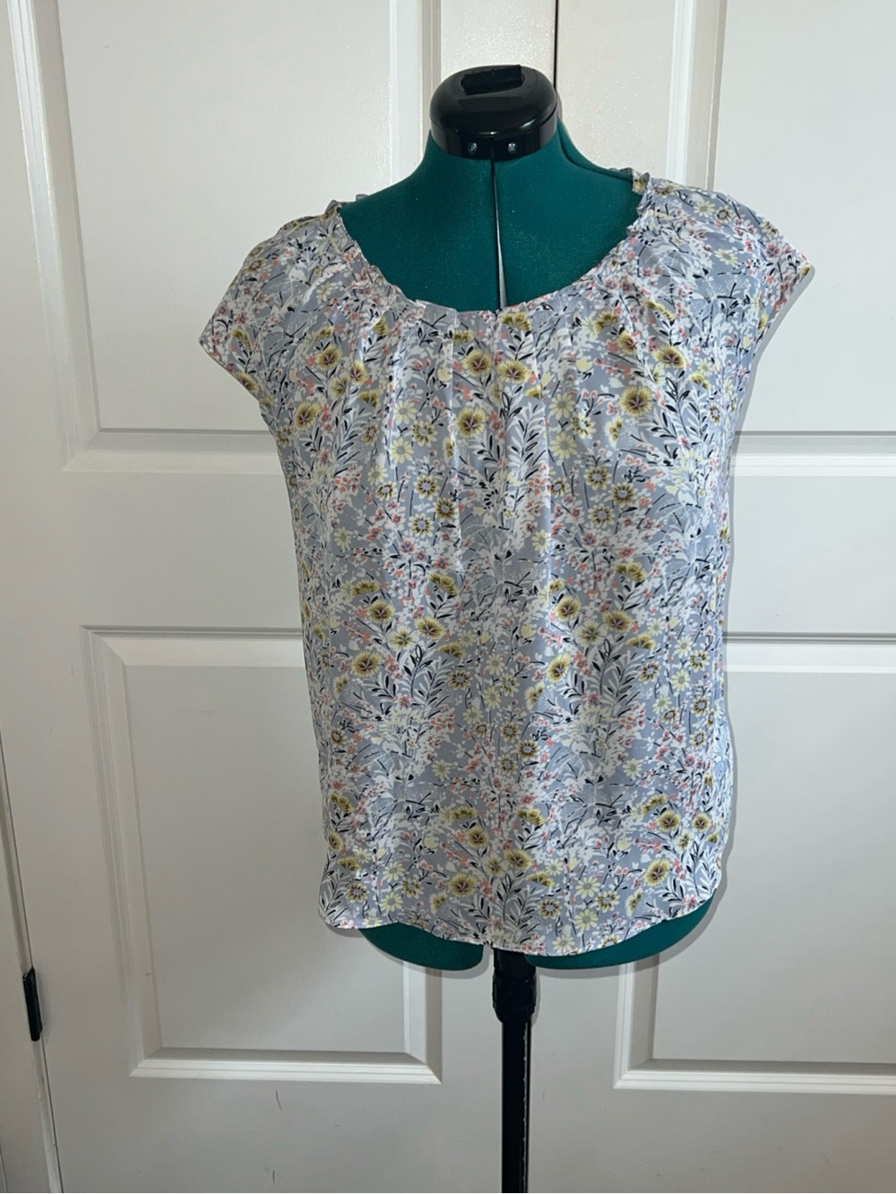 LC Lauren Conrad Pleated Front Bow Back Floral Cap-Sleeve Blouse M
